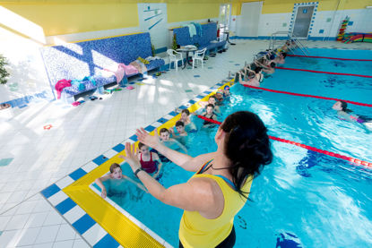 Gruppe beim Schwimmunterricht