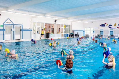 Gruppe beim Aqua-Fit im Flachwasser