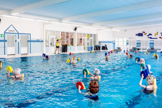 Gruppe beim Aqua-Fit im Flachwasser