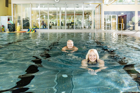 Gäste beim Brustschwimmen